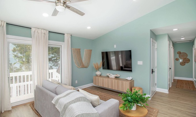 Emerald Isle House | Luxury Upper Duplex – All New