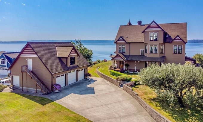 Tulalip House | Luxury Victoria Home Bayfront w/Private Beach in the Heart of the City!