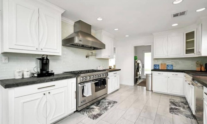 Waller House | Luxury villa. 3 ensuite bedrooms. Huge parkingnn