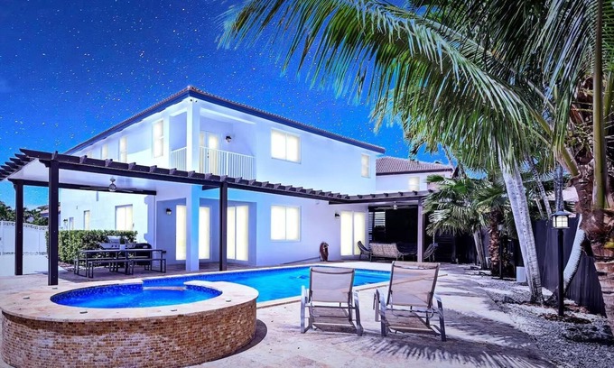 Tamiami Villa | Luxury Villa 5BD/5BA Pool Jacuzzi Near Airport & Miami Perfect World Cup 2026