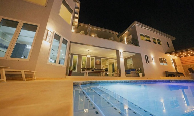 Keito Villa | Luxury Villa ArisolnHome in Noord, Aruban14 guests 6 bedrooms 5.5 bath