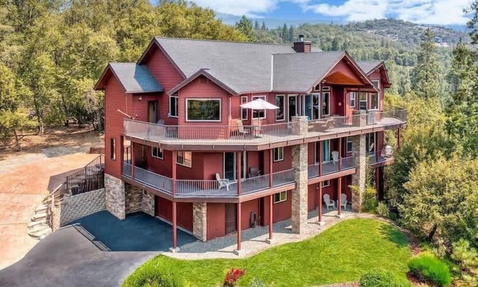 Bass Lake House | Luxury Villa at Bass Lake near Yosemite