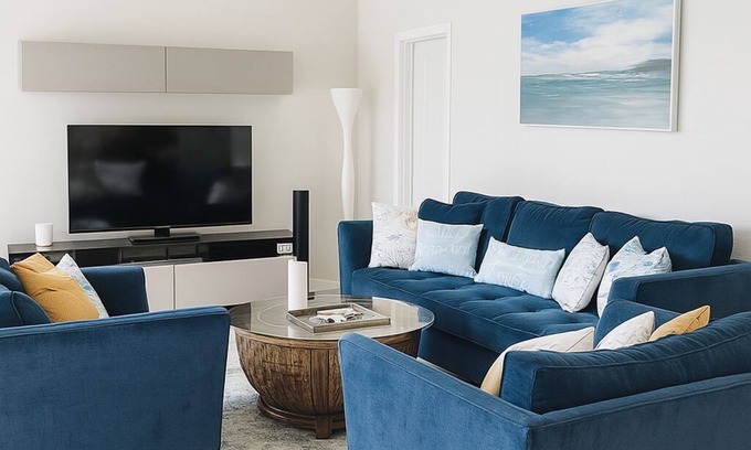 Central Naples Villa | Luxury Villa Casa Blanca Naples ⭐ Heated Pool & Spa, Close to 5th Ave & Beaches