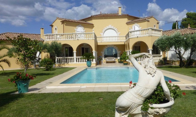 Vendemian Villa | Luxury Villa private heated pool Pets welcom