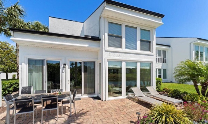 Sawgrass House | Luxury Villa at Sawgrass Country Club on the 4th hole