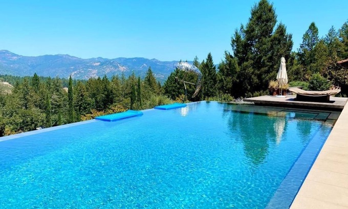 Calistoga House | Luxury Vineyard Guest House with Amazing Views, Pool, Pickle Ball & Tennis!