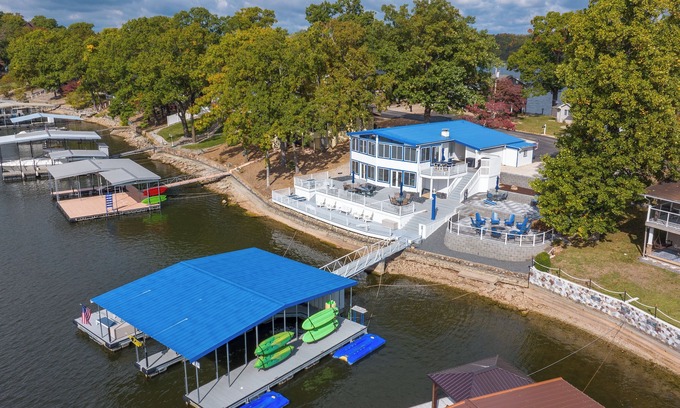 Osage Beach House | LUXURY WATERFRONT HOME In Heart of LOTO, flat lot. No wake cove MM 21.