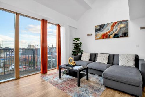 Coventry House | Luxury Waterfront Property With Free Parking