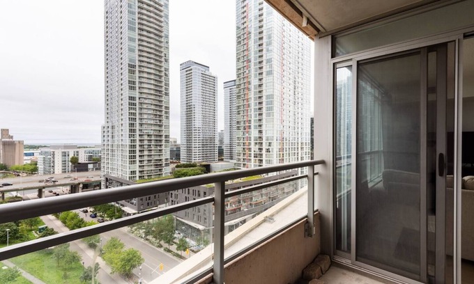 Toronto Entertainment District Hotel | Luxury Waterfront Suite