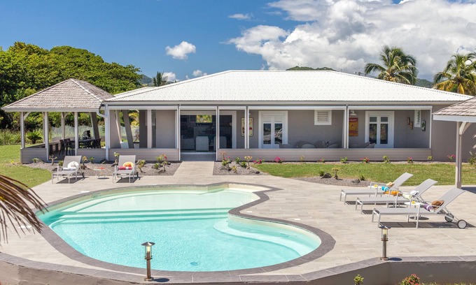 Le Vauclin Villa | LUXURY WATERFRONT VILLA BEACH AT THE END OF THE GARDEN, KITESURF SPOT