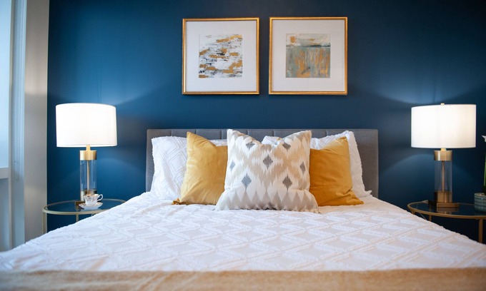 Downtown Edmonton Condo | LuxurySuite|Hot Tub&Pool| GYM|Roger's Place & DT