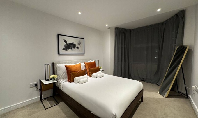 Lewisham Apartment | Luxxe 2BR 2BA Duplex 5 mins from Hither Green St