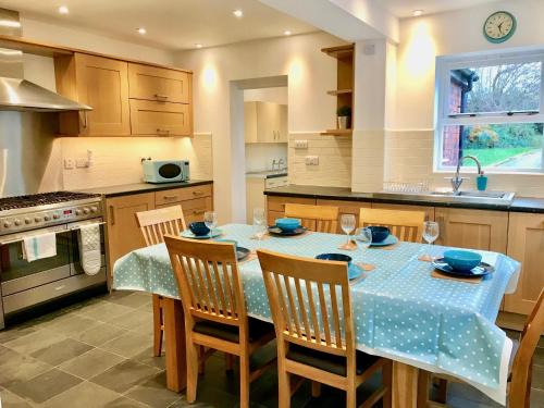 Stroud House | Lyndale House - Exclusive use, self catering, fpventures Stroud