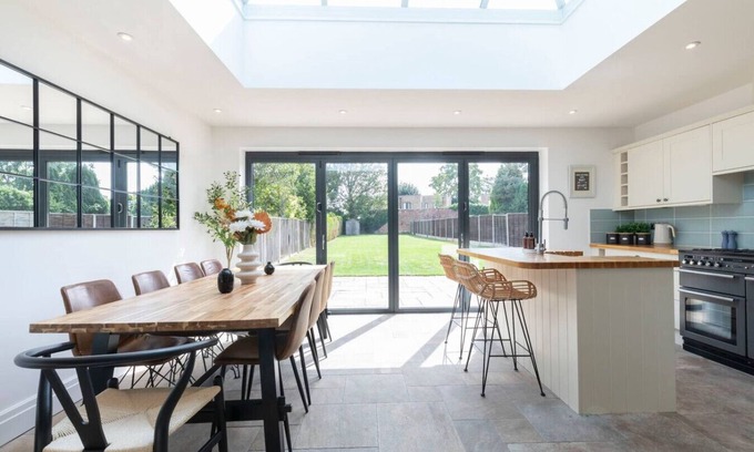 Gloucester House | Lythwood House - Detached Home Close in Gloucester