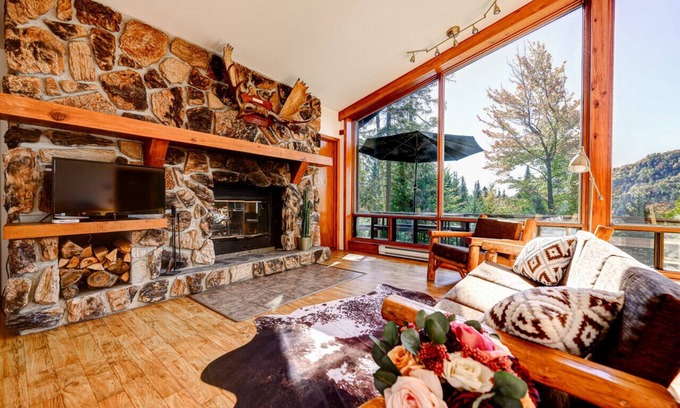 Sainte-Lucie-des-Laurentides House | Manoir des Pins - Private spa, sauna and beach access