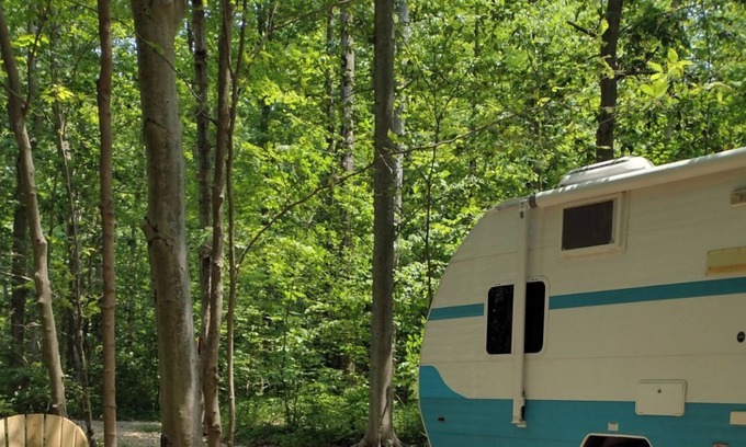 Burton House | Ma & Pa's Retro Glamp Camp Close to the Parks/Private Hiking, Kayaking and more.