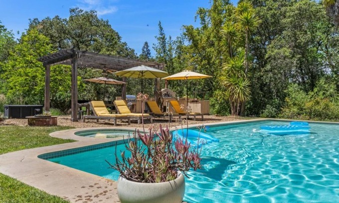 Healdsburg House | Maacama Pavone, sleeps 6, Pool, Spa, Pizza Oven