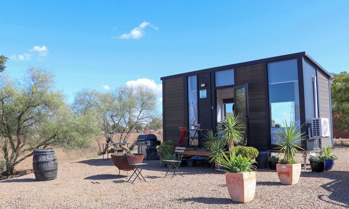 Narromine House | Macquarie River View by Tiny Away