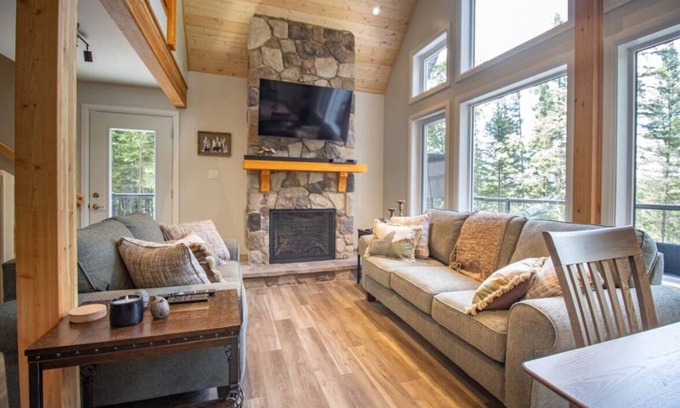 Greater Madawaska Cottage | Madawaska Memories- 4BR Waterfront Cottage with Hot Tub and Unlimited Wi-Fi