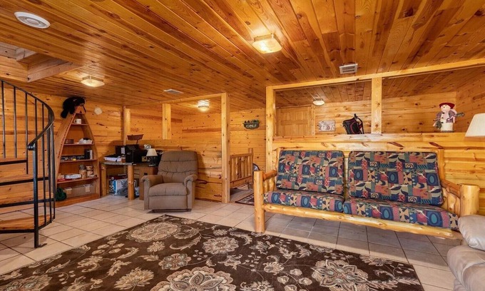 East Gull Lake House | Madden’s West Golf Home. Decks, Views, Walkout. Near NHRA Nationals & Lakes Jam