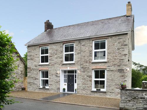 Boncath House | Maes Yr Onnen