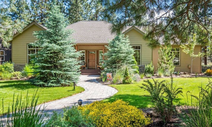 Sisters House | Magical Private 4 bedroom Home w/large fenced in yard near downtown Sisters OR