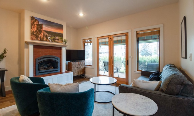 Sisters Condo | Magical Sisters Retreat 1st Floor 2 Bedroom Condo in Pine Meadow Village