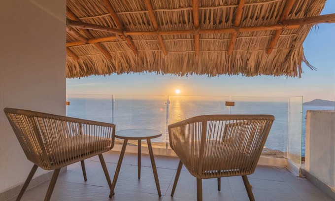 Brisas del Marques Condo | Magical sunsets, king bed, and pro service B403