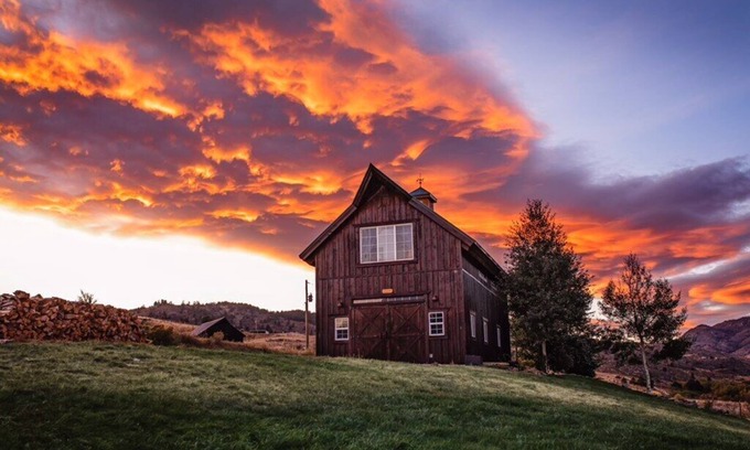 Fort Collins House | Magnificent Barn House nestled peacefully in Buckhorn Valley!