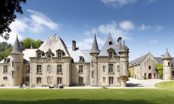 Yvetot-Bocage Cottage | Magnificent historic castle with park and luxurious rooms in Normandy