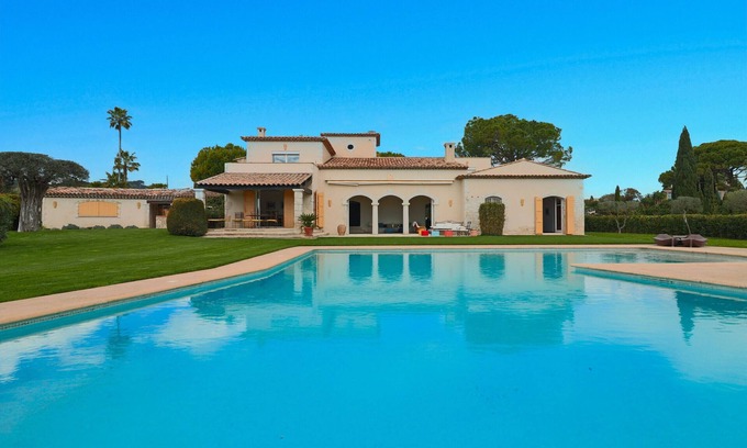 Antibes Villa | Magnificent Provençal Villa with Swimming Pool and Sea View