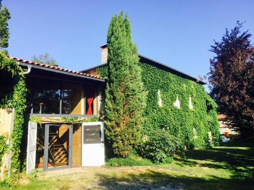 Anneyron House | Magnificent Renovated Farmhouse - 10 Min A7 -