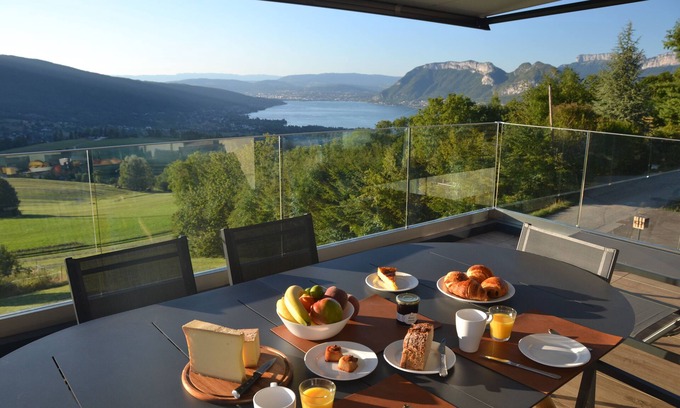 Saint-Eustache Apartment | Magnificent Takapuna Loft with lake and mountain views