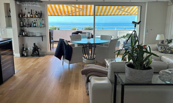 Cannes Apartment | Magnificent top floor sea view apartment of 100 m2