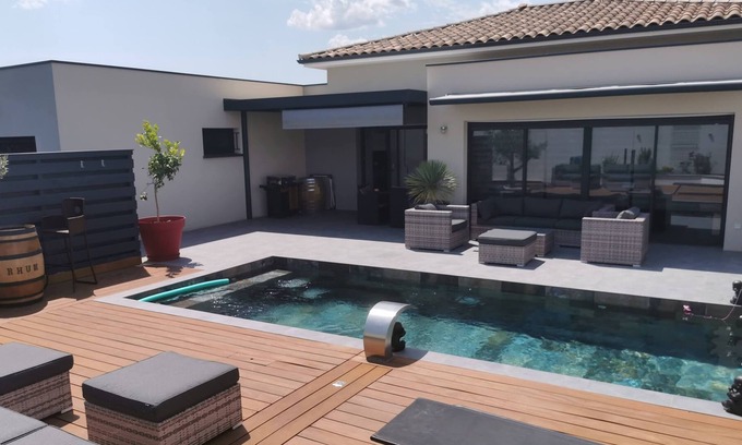 Plaissan Villa | Magnificent villa with swimming pool in a quiet location