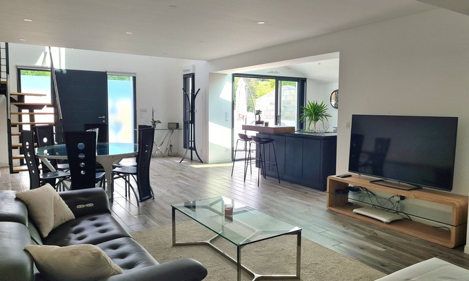 Saint-Pee-sur-Nivelle House | Magnifique Maison au Bord du lac