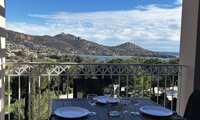 Le Dramont Apartment | Magnifique Studio Terrasse vue mer Idéal Climatisation