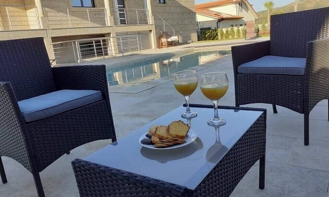 Fafe House | Magnifique villa contemporaine avec vue dans un écrin de verdure.