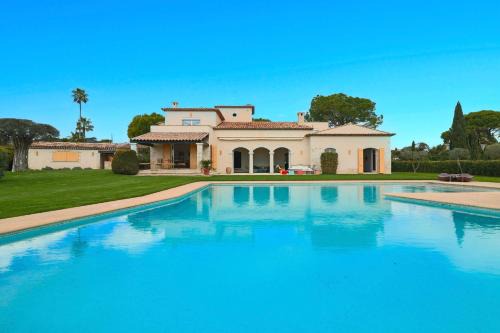 Antibes Villa | Magnifique Villa Provençal avec Piscine et Vue Mer