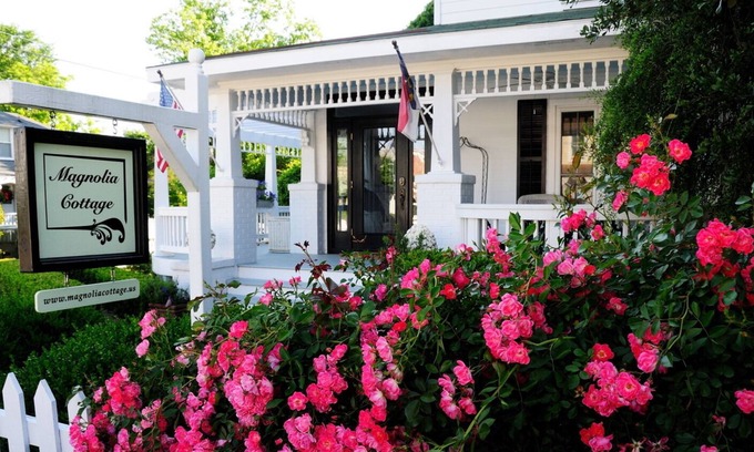 Historic Downtown Manteo Cottage | Magnolia Cottage exquisite private cottage in heart of Old Town Manteo!