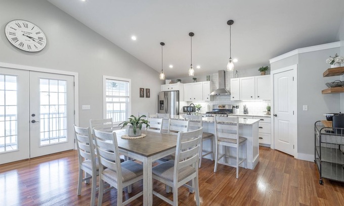 Chattanooga Valley House | Magnolia + Dogwood | Gorgeous Split Level Home | Dog Friendly | 4 Bed, 2.5 Bath