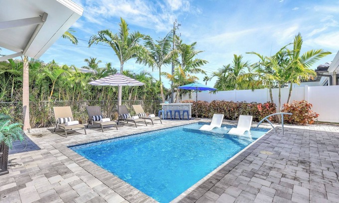 Naples Park House | Magnolia Manor 4 bdrm | Private Heated Pool | Vanderbilt Beach & Mercato