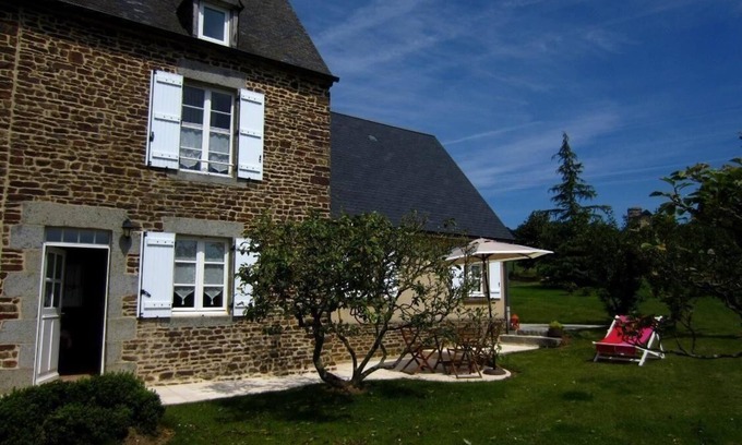 Le Mesnil-Ozenne House | Magnolias" house with garden and barbecue