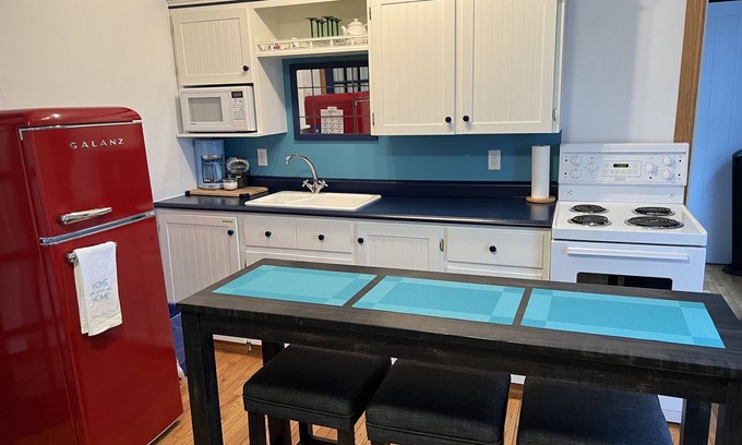 Mahone Bay Apartment | Mahone Bay NS - Town Center 2 Bedroom Apt. - Close to Oak Island