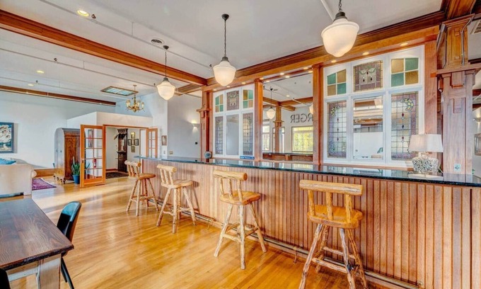 Sheridan House | Main Street Lux Retreat-The New York Store Suite