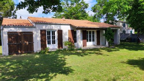 Saint-Georges-d'Oleron House | Maison à 8 min à pied de la Plage avec jardin clos et ombragé