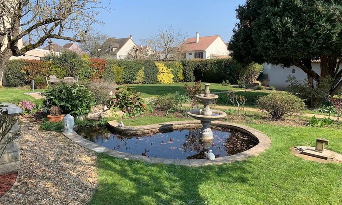 Marolles-en-Hurepoix House | Maison Atypique au Jardin Fleuri
