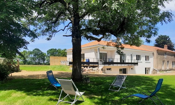 La Roche-sur-Yon House | Maison au Bord du Lac de Moulin Papon, 8/10 Pers, Lumineux et Tout Équipé