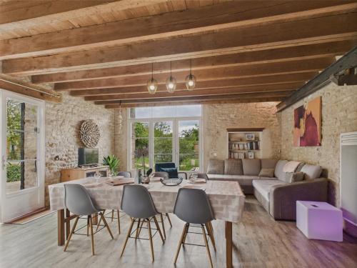 Saint-Vincent-sur-Jard House | Maison authentique en pierre pour 7 avec jardin