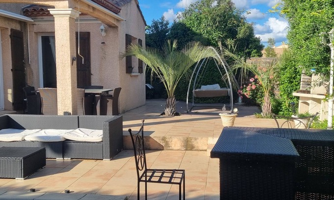 Meze House | Maison Avec Terrain et Piscine à 10 Minutes à Pieds de la Plage et Centre Ville